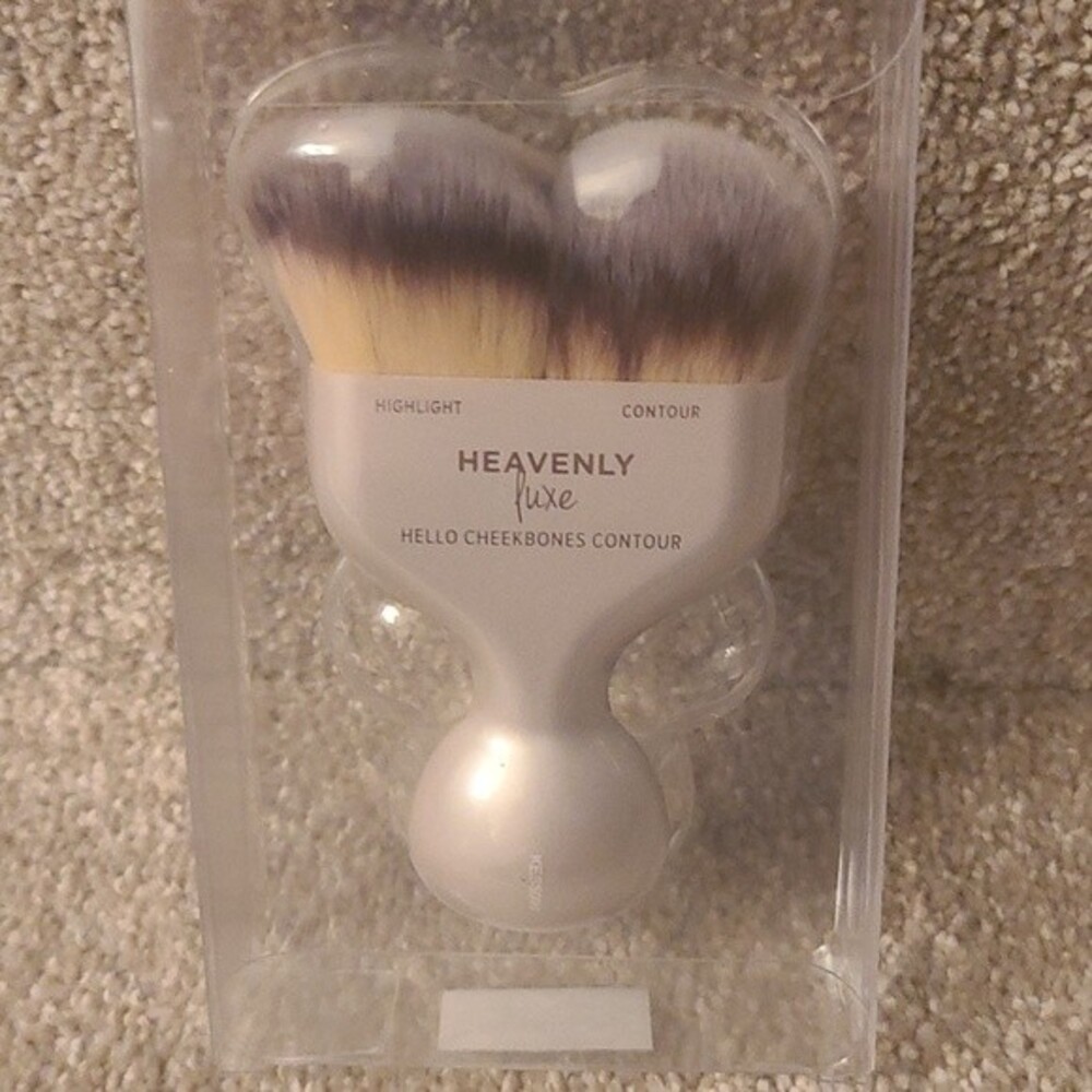 It Cosmetics Hello Cheekbones Contour Brush NEW!